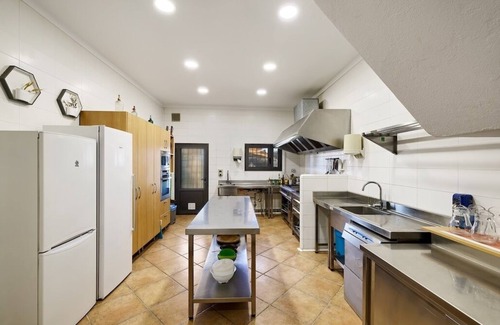 Vilanant Cottage | Gîte rurale en pleine nature, avec piscine, tennis, idéale pour les groupes