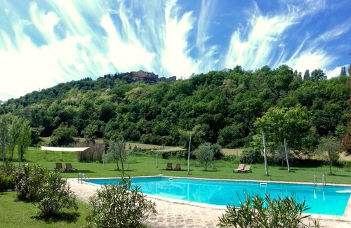 Montone Appartement | Maison de campagne avec grande piscine et restaurant privé dans le cœur vert de l'Italie