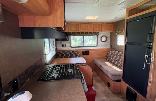 Fort Meade Maison | Country Living RV in a Small Town Setting