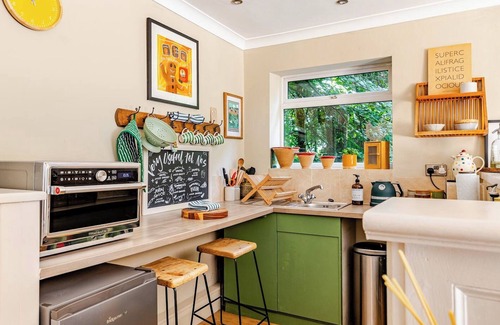 Bradford-on-Avon Cabine | Country Retreat, Wood Burning Stove, Air Con, Parking & Dog Play Fields nr Bath