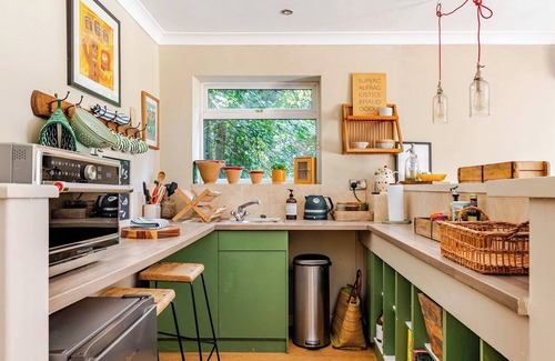 Bradford-on-Avon Cabine | Country Retreat, Wood Burning Stove, Air Con, Parking & Dog Play Fields nr Bath