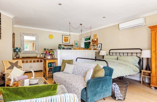 Bradford-on-Avon Cabine | Country Retreat, Wood Burning Stove, Air Con, Parking & Dog Play Fields nr Bath