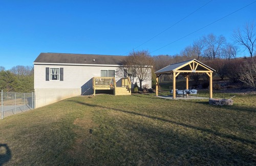Elliottsburg Maison | Country retreat, dogs ok, fire pit, 15 min 81/76, Carlisle