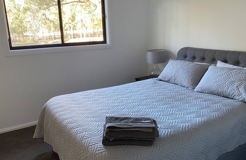 Ellalong Cottage | Country Retreat with beautiful views in the heart of the Hunter Valley