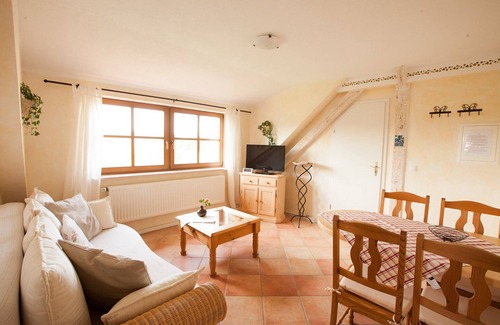 Seifhennersdorf Appartement | Country-style vacation apartment | quiet location | in the blooming rose garden