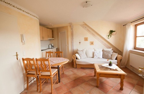 Seifhennersdorf Appartement | Country-style vacation apartment | quiet location | in the blooming rose garden