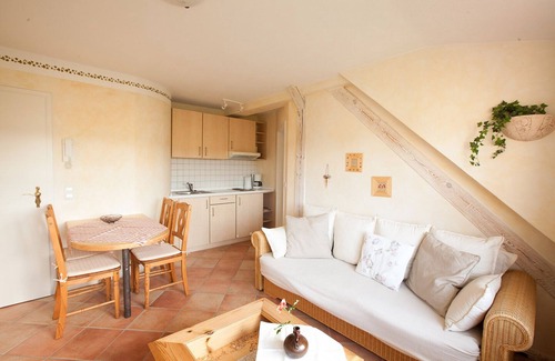 Seifhennersdorf Appartement | Country-style vacation apartment | quiet location | in the blooming rose garden