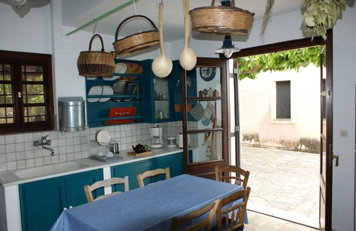 Xylokastro-Evrostina Villa | Villa de campagne avec vue imprenable, proche des sites importants et des plages.