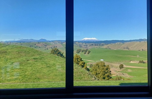 Hikumutu Maison | Countryside Comforts, beautiful modern house with rural and mountain views!