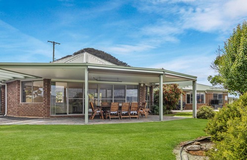 Mount Frome Maison | Countryside Escape with Stunning Views and Pool