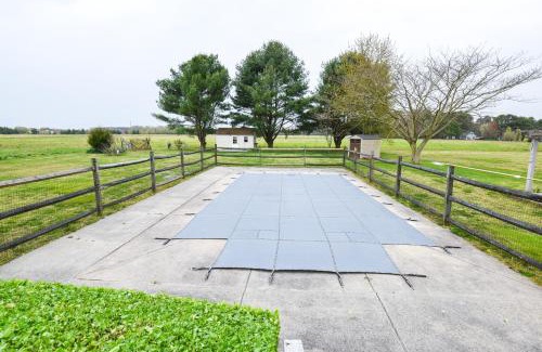 Lottsburg Maison | Countryside Retreat - Fire Pit, Pool, Movie & Game Room