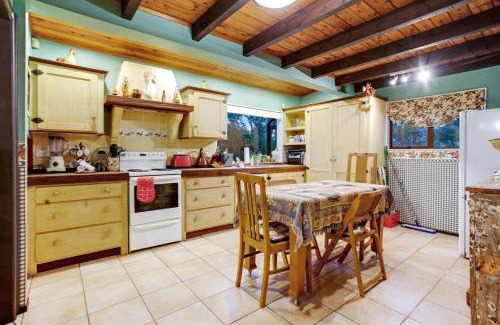 Whitford Maison | Countryside Retreat with On-site Horse Experiences