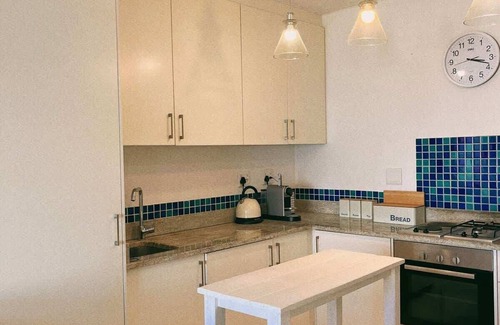 Redhill Appartement | Couples Cove: Luxe Getaway w/ jetted bath & views