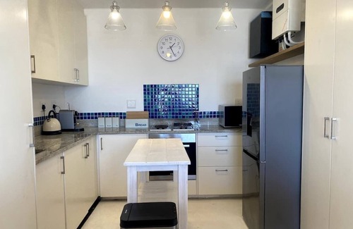 Redhill Appartement | Couples Cove: Luxe Getaway w/ jetted bath & views