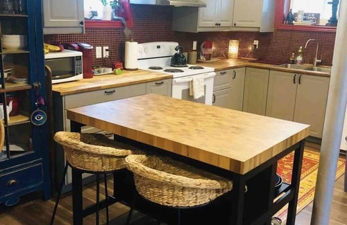 Elora Appartement | Couples paradise! Large windows - lots of daylight. Calming space