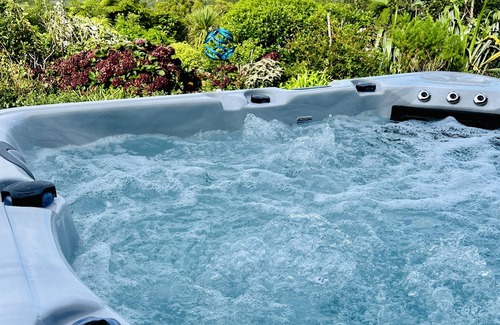 Aongatete Appartement | Couples Retreat with spectacular views and spa.