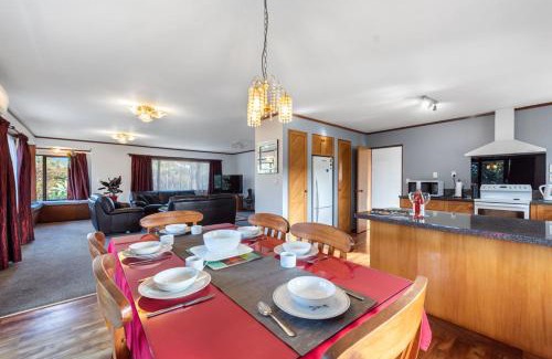 Waihi Beach Maison | Courtside Quarters - Waihi Beach Holiday Home