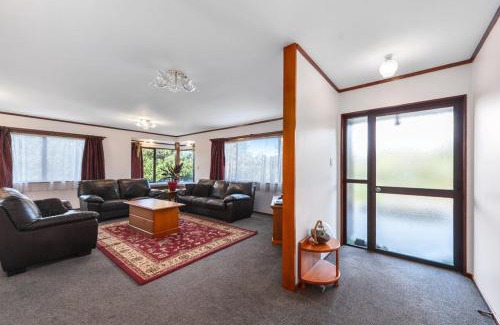 Waihi Beach Maison | Courtside Quarters - Waihi Beach Holiday Home