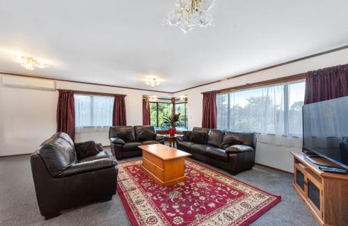 Waihi Beach Maison | Courtside Quarters - Waihi Beach Holiday Home
