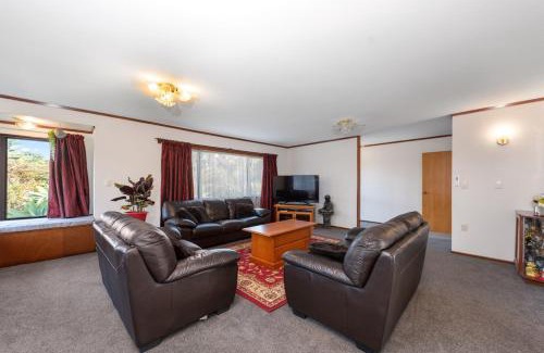 Waihi Beach Maison | Courtside Quarters - Waihi Beach Holiday Home
