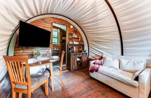 Hochatown Appartement | Covered Wagon Vacation Rental in Broken Bow!