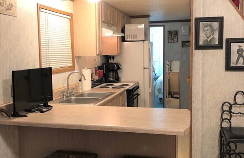 Pedernales Bend Cabine | COWBOY CABIN with Lake Views - perfect for a weekend getaway