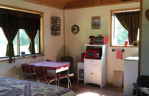 Heron Cabine | Cowboy Camp Cabin! Cadre rustique de vacances avec des commodités urbaines!