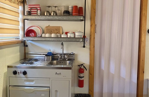 Heron Cabine | Cowboy Camp Cabin! Cadre rustique de vacances avec des commodités urbaines!