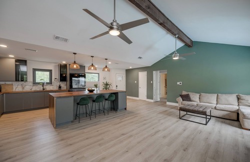 West Oak Hill Maison | Cowboy view with pool