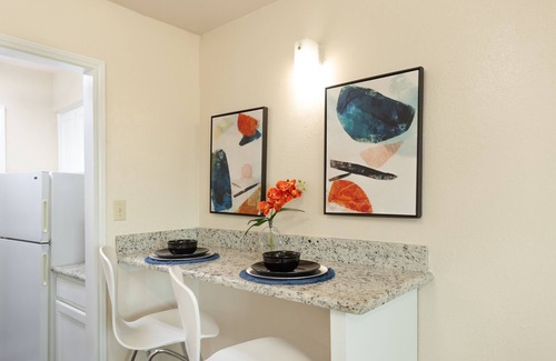 South Arlington Appartement | Cowboys Chic Studio: 3 miles to AT&T Stadium