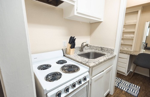 South Arlington Appartement | Cowboys Chic Studio: 3 miles to AT&T Stadium
