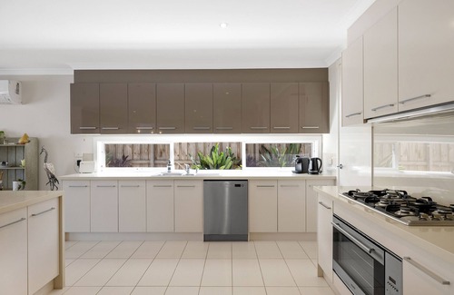 Cowes Maison | Maison moderne de 5 chambres avec piscine extérieure chauffée à l'énergie solaire