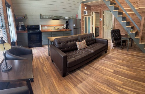 Lindale Cabine | Coyote Creek A-Frame Cabin with Firepit, Nature Trail, Games, Outside Activities