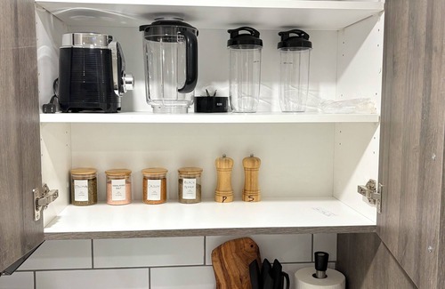 Chestermere Maison | Cozy & Modern Basement Retreat by the lake