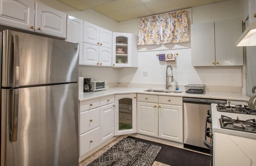 Grand Boulevard Appartement | Cozy 1-2 BR APT w/fireplace & Patio/Deck
