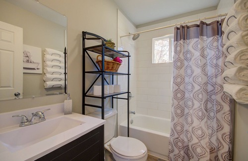 Morris Cabine | Cozy 1 bed with large private fenced yard, Near Brisbin Rd Exit, Short-Longterm
