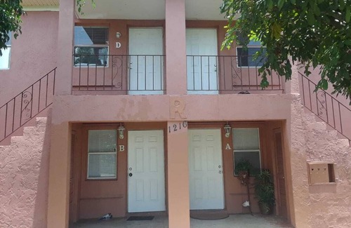 Riviera Beach Appartement | Cozy 1-bedroom, 1 shared bathroom, 2 miles from the beach, WPB port, or Trirail