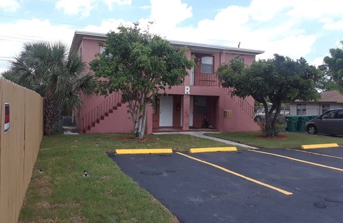 Riviera Beach Appartement | Cozy 1-bedroom, 1 shared bathroom, 2 miles from the beach, WPB port, or Trirail