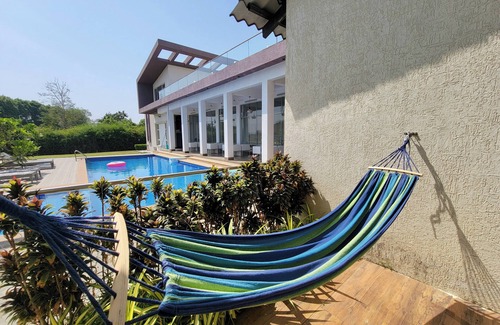 Indirapuram Appartement | Cozy 1-bedroom apartment in fantastic indirapuram with AC