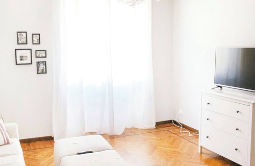 Indirapuram Appartement | Cozy 1-bedroom apartment in fantastic indirapuram with AC
