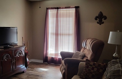 Stonewall Appartement | Cozy 1-bedroom apartment in Stonewall with WiFi, AC, furnished country setting.