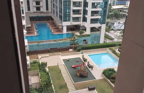 Makati Appartement | Cozy 1-bedroom apartment facing amenities with WiFi in upscale Uptown BGC Taguig