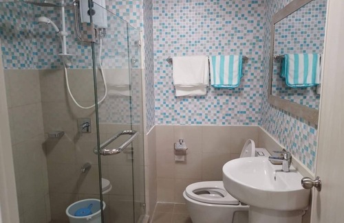 Makati Appartement | Cozy 1-bedroom apartment facing amenities with WiFi in upscale Uptown BGC Taguig