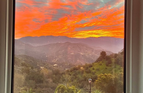 Rainbow CDP Appartement | Cozy 1-bedroom artistic loft apartment in peaceful Fallbrook with hi -speed WiFi