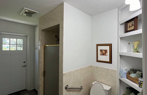 Midwest City Maison | Cozy 1 bedroom bungalow on acreage in Midwest City close to Tinker AFB.