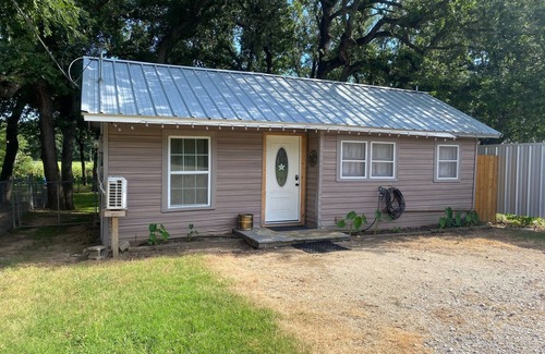 Newark Cabine | Cozy 1-bedroom cabin with AC, WiFi in lovely Eagle mountain Lake,Newark Texas