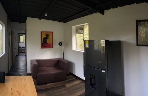 Envigado Chalet De Ski | Cozy 1 bedroom chalet in charming El Retiro with WiFi