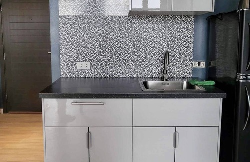 Valenzuela Copropriété | Cozy 1-bedroom condo in welcoming Makati with WiFi, AC, fitness room