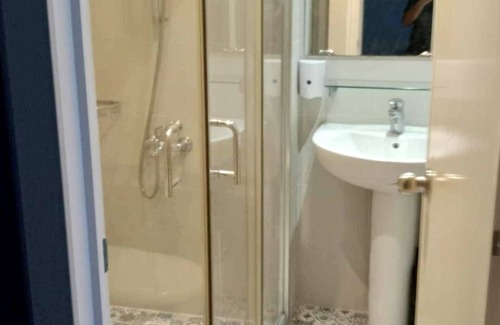 Valenzuela Copropriété | Cozy 1-bedroom condo in welcoming Makati with WiFi, AC, fitness room