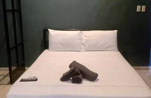 Valenzuela Copropriété | Cozy 1-bedroom condo in welcoming Makati with WiFi, AC, fitness room